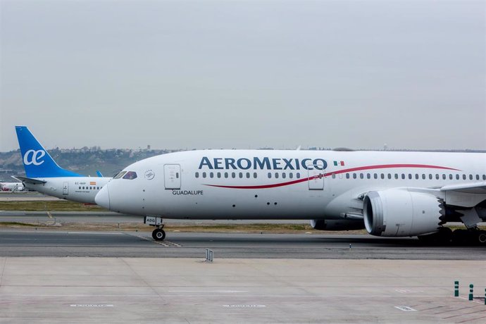 Un avión de la aerolínea Aeroméxico en el aeropuerto Adolfo Suárez Madrid-Barajas, a 2 de enero de 2024, en Madrid (España).