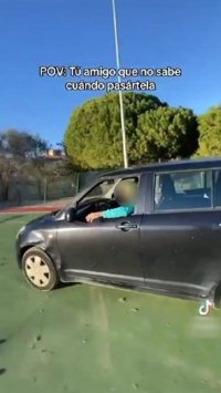 Denuncian a un tiktoker por conducir un coche y una moto en unas pistas deportivas de Algeciras (Cádiz)
