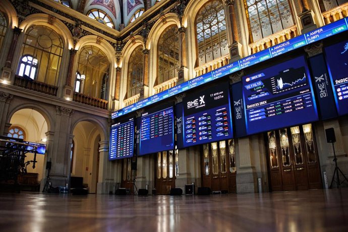 Paneles del Ibex 35 en el Palacio de la Bolsa, a 11 de enero de 2024, en Madrid (España).