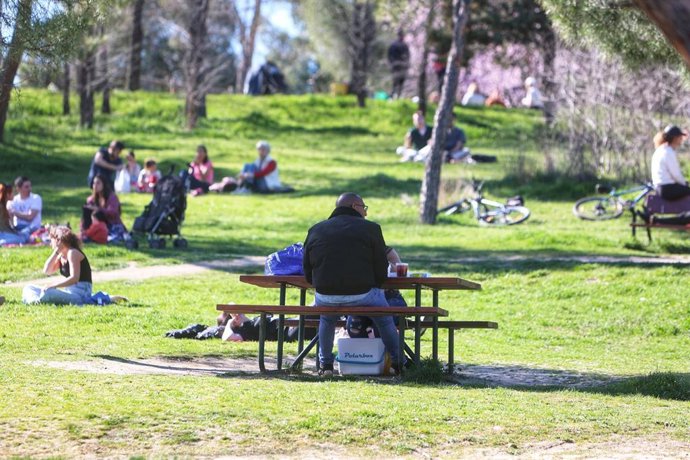 Archivo - Un hombre comiendo en una mesa de camping en la Casa de Campo, a 19 de marzo de 2023, en Madrid (España). 