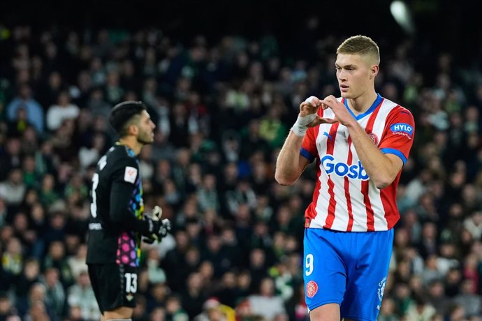 Archivo - Artem Dovbyk of Girona FC celebrates a goal during the Spanish league, La Liga EA Sports, football match played between Real Betis and Girona FC at Benito Villamarin stadium on December 21, 2023, in Sevilla, Spain.