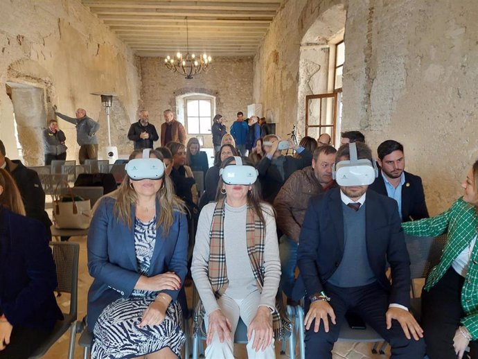 Las delegadas Rebeca Gómez y Aránzazu Martín contemplan la recreación por realidad virtual del Castillo de Vélez-Blanco.