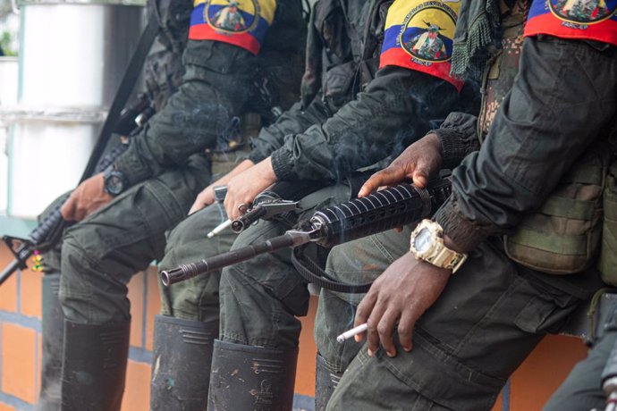 Archivo - April 16, 2023, San Vicente del Caguan, Caqueta, Colombia: FARC-EP Guerrilla members hold firearms during the announcement by the FARC's Central General Staff (EMC) to open peace talks with the Colombian government during an assembly in San Vi