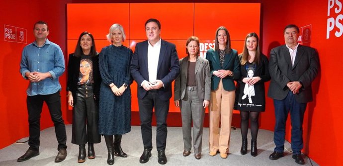 El secretario xeral del PSdeG, Valentín González Formoso, acompañado por los candidatos del PSdeG al próximo 18F