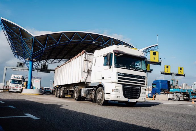 Un camió opera a les instal·lacions del Port de Tarragona
