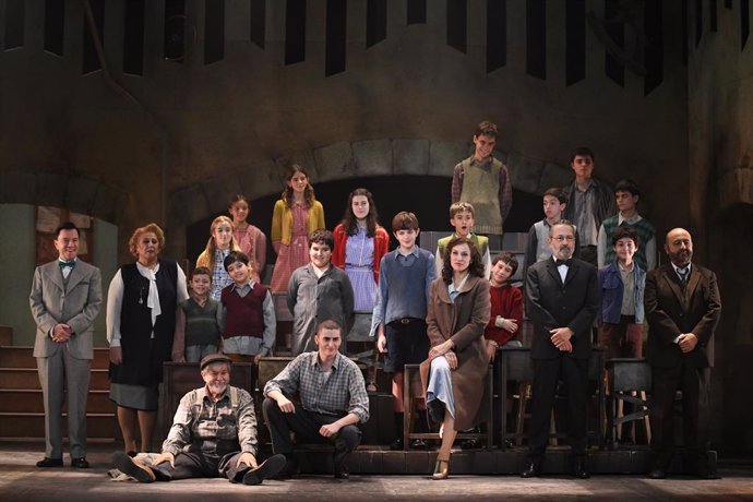 Archivo - Los actores Rafa Castejón (2d); Jesús Castejón (1d), y Natalia Millán (5d) posan en el pase gráfico del musical ‘Los Chicos del Coro’ en el teatro La Latina, a 16 de noviembre de 2022, en Madrid (España). El musical basado en el largometraje fra