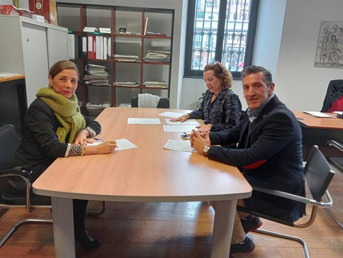 Reunión de los concejales del PP en el Ayuntamiento de Gijón Jorge Pañeda (PP) y Ángeles Fernández-Ahúja tras el cambio en las competencias de Educación.