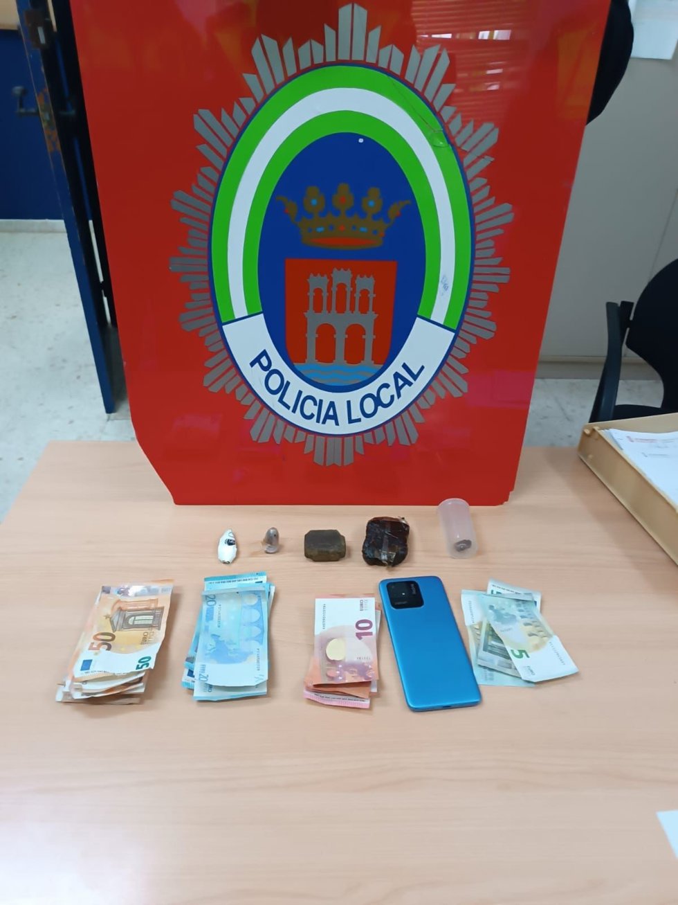 Detienen a dos hombres y una mujer por menudeo de hachís y cocaína en Arcos