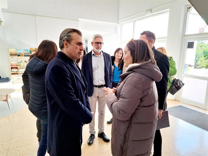 El conseller de Educación y Universidades, Antoni Vera, visita al CEIP Puig d'en Valls