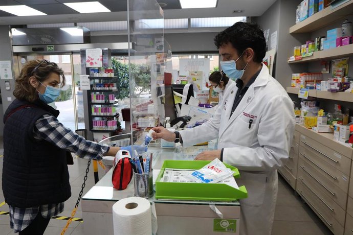 Archivo - Un farmacéutico, farmacia