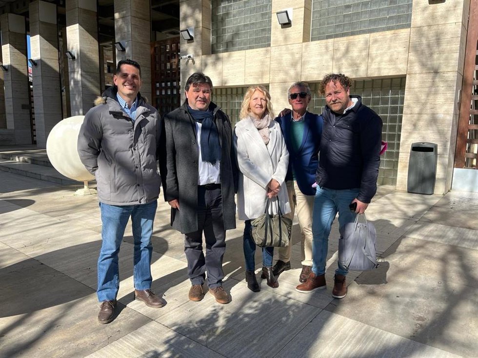 Imagen de la reunión entre los vecinos de El Portil (Huelva) y el diputado nacional por el PSOE de Huelva, Gabriel Cruz.