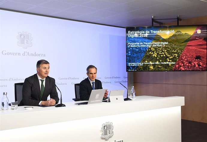El secretario de Estado de Transformación Digital y Telecomunicaciones, Marc Rossell, junto al director del Programa de Transformación Digital del Gobierno de Andorra, David Vicente, en rueda de prensa