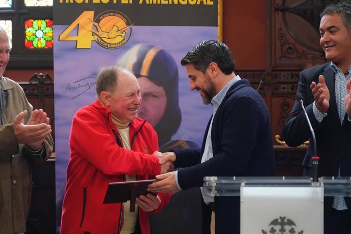 El primer teniente de alcalde de Deportes, Javier Bonet, entrega una placa a Pep Amengual