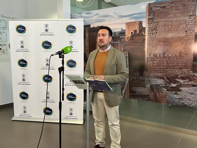 El delegado de Turismo del Ayuntamiento de Alcalá de Guadaíra, Christopher Rivas, en el acto de presentación de la propuesta para Fitur.