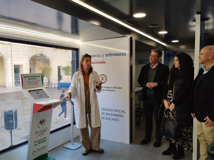 La 'Ruta enfermera' llega a Alicante con talleres, pruebas diagnósticas y vacunación frente a la gripe