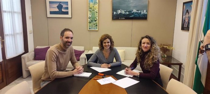 La portavoz adjunta de Por Andalucía, Esperanza Gómez, en el centro de la imagen, junto a los diputados provinciales Fran G.Parejo y Silvia Martínez.