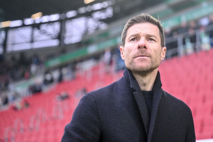 FILED - 13 January 2024, Bavaria, Augsburg: Leverkusen coach Xabi Alonso stands in the stadium before the German Bundesliga soccer match between FC Augsburg and Bayer Leverkusen. Photo: Harry Langer/dpa - WICHTIGER HINWEIS: Gem den Vorgaben der DFL Deut