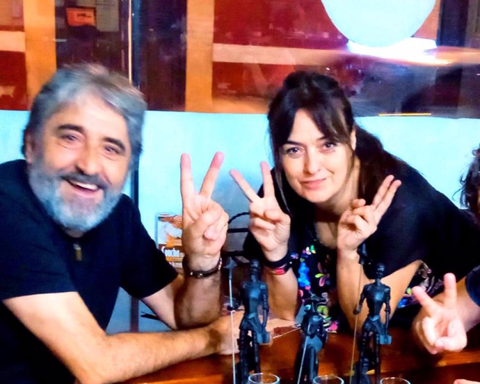 El actor, Pedro Segura, y la productora, Pilar Guirao, con los tres galardones
