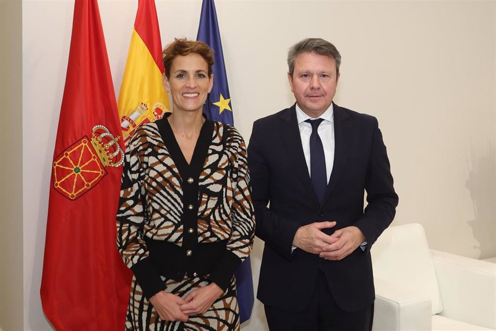 La presidenta de Navarra, María Chivite, y el secretario de Estado, José Antonio Santano, en el despacho de la presidenta