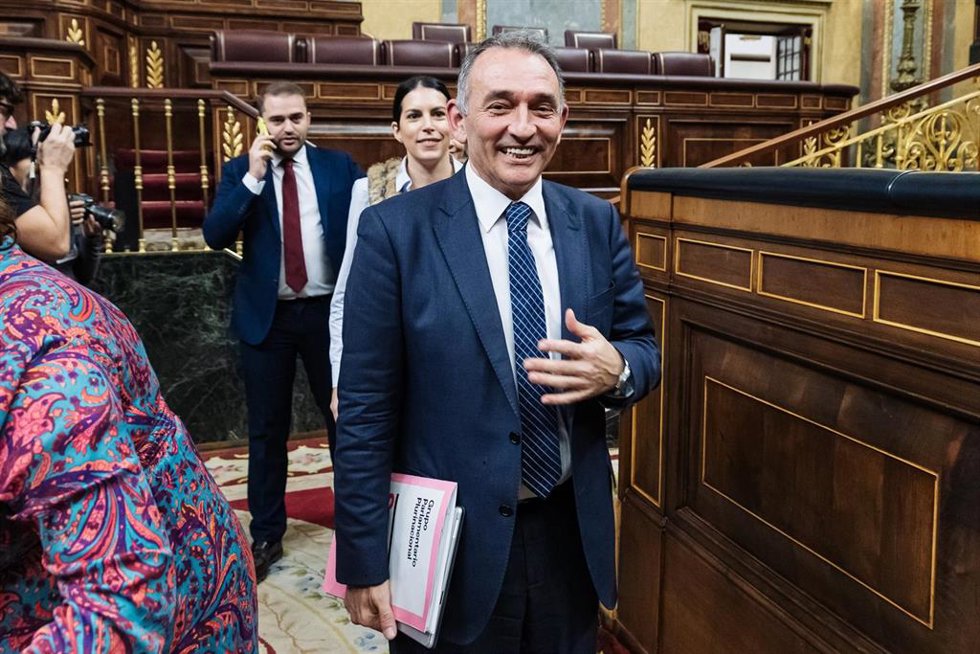 Archivo - El portavoz parlamentario de IU y diputado de Sumar, Enrique Santiago, a 19 de diciembre de 2023, en Madrid (España).