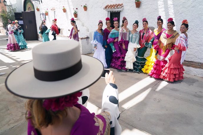 Archivo - Mujeres ataviadas de trajes de flamenco