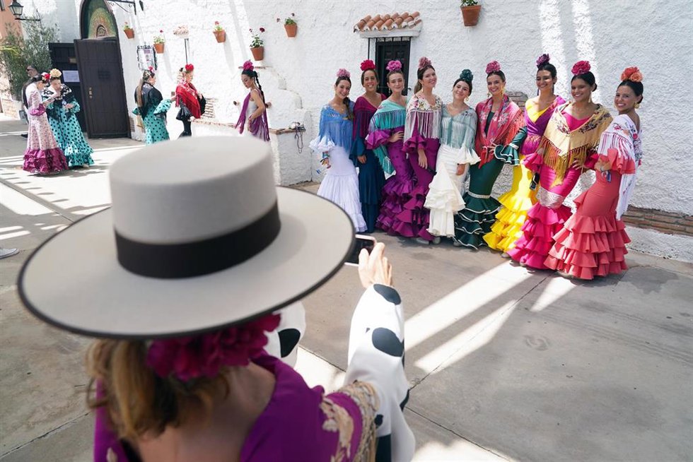 Archivo - Mujeres ataviadas de trajes de flamenco