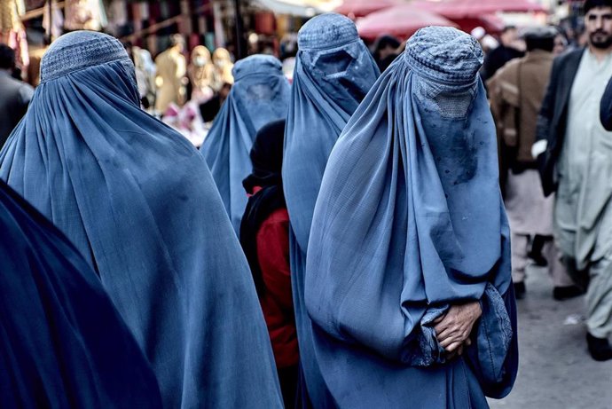 Archivo - Mujeres con burka en Kabul, Afganistán