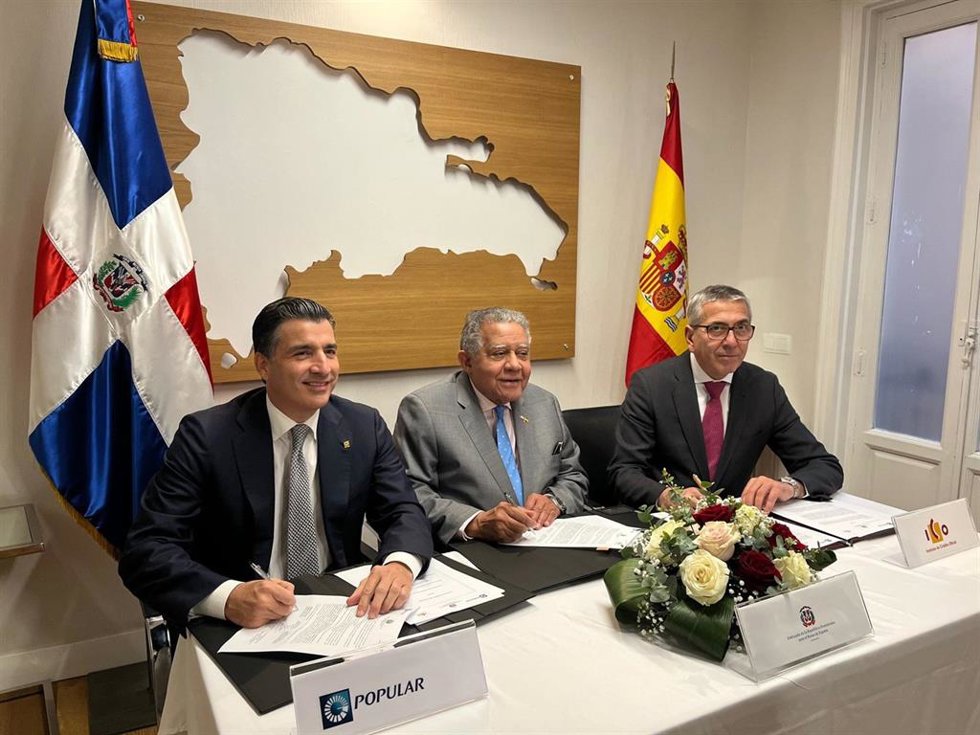 Pie de foto de izquierda a derecha: presidente ejecutivo Banco Popular, Christopher Paniagua; embajador de República Dominicana en España, Juan Bolívar Díaz, y presidente del ICO, José Carlos García de Quevedo