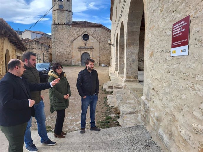 El secretario general del PAR, Alberto Izquierdo, junto a otros miembros del partido, visitan la localidad turolense de Cañada de Benatanduz.