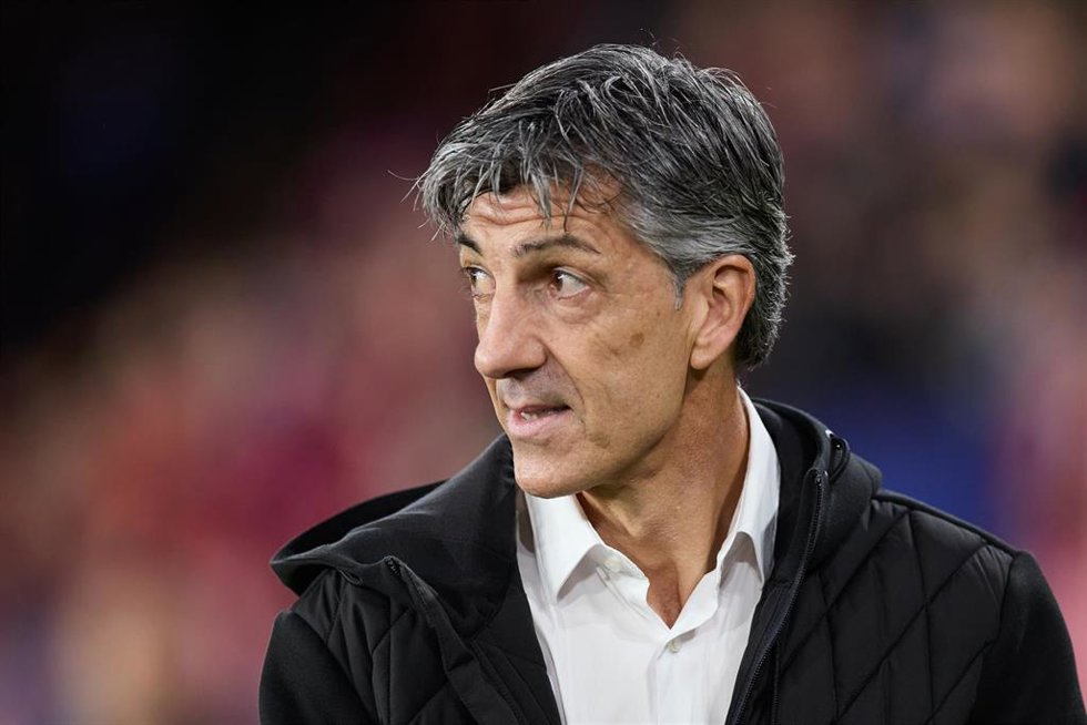 Imanol Alguacil head coach of Real Sociedad looks on during the Copa del Rey match between CA Osasuna and Real Sociedad at El Sadar on January 17, 2024, in Pamplona, Spain.