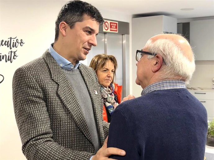 El portavoz del PSOE de Santander, Daniel Fernández, en la Cocina Económica