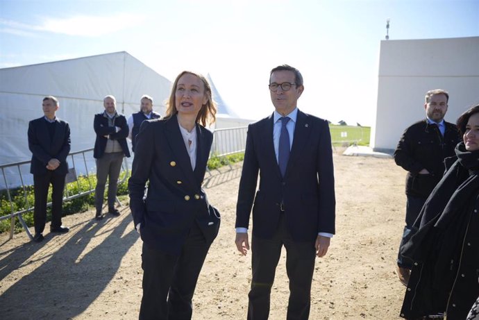 El consejero de Industria, Energía y Minas de la Junta de Andalucía, Jorge Paradela, y la CEO de Engie en España, Loreto Ordóñez, en la inaguración del parque fotovoltaico en Huévar del Aljarafe (Sevilla).