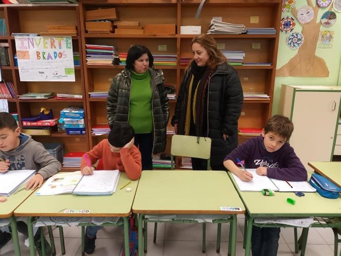 Archivo - Lydia Espina, a la derecha, en Benia de Onís, en una imagen de archivo.