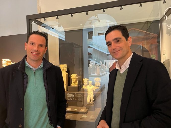 Marino Aguilera (d), junto a José Francisco Moyano, ante la vitrina del Museo Arqueológico Nacional en la que se expone el Hércules.