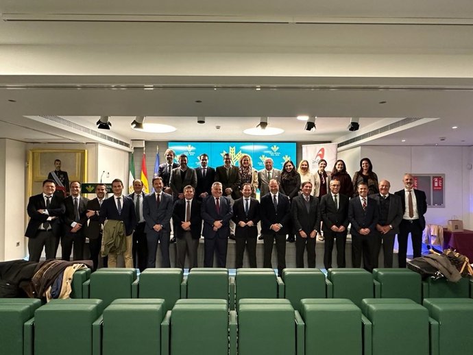 Foto de familia de directivos de Caja Rural del Sur con los socios de Asfaco.