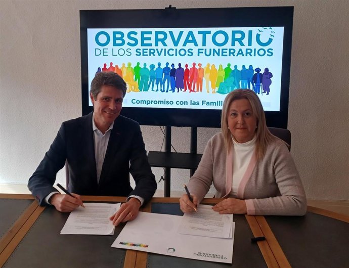 Ignacio Martín, Gerente SR De B2B De Repsol, Y María Dolores Asensi, Presidenta Del Observatorio De Los Servicios Funerarios