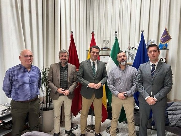 Representantes de la Asociación de Tropa y Marinería Española (ATME) con el alcalde de Córdoba, José María Bellido, y con el concejal de Seguridad, Miguel Ángel Torrico.