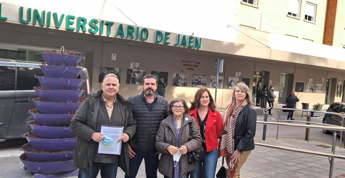 Integrantes de Feministas 8M Jaén y de la Plataforma por la Sanidad Pública ante el Hospital de Jaén.