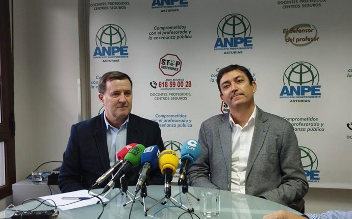 Archivo - El presidente de ANPE Asturias, Gumersindo Rodríguez, junto al presidente nacional del sindicato, Francisco Venzalá González.