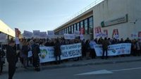 Más de 200 personas se concentran para exigir la reapertura de los quirófanos del Hospital de Puente Genil (Córdoba)