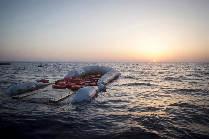 Archivo - Lancha hundida en el Mediterráneo