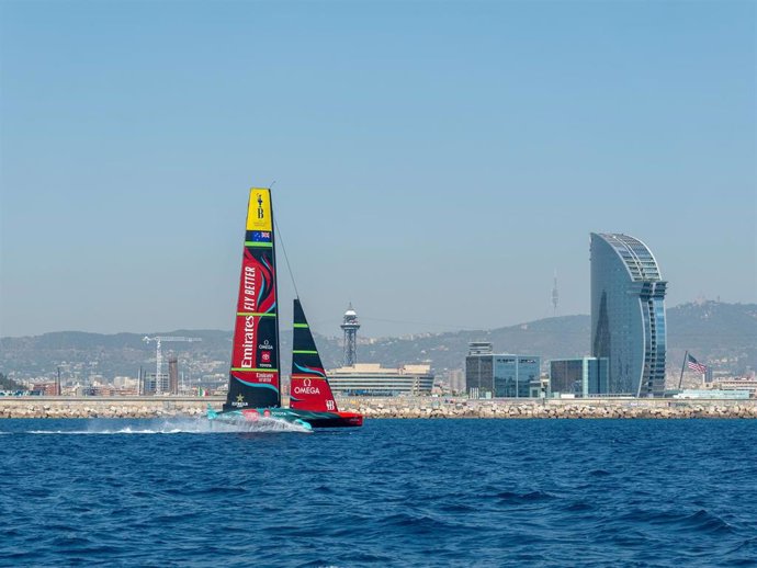 Práctica de vela ante el Hotel W de Barcelona.