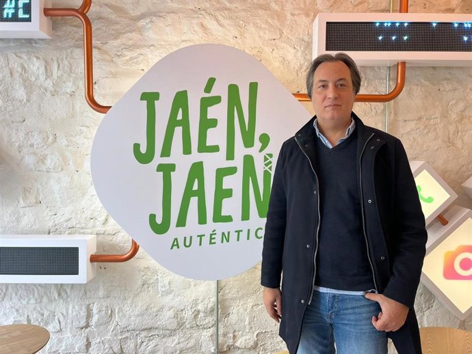 José Manuel Higueras ante un logo de 'Jaén, Jaén Auténtica' en la Oficina de Turismo.