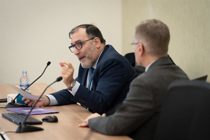 El juez de la Audiencia Nacional, Eloy Velasco (i), y el catedrático de Derecho Penal por la Universitat Abat Oliva CEU, José Ramón Agustina (d), durante un seminario sobre ciberdelincuencia, a 22 de enero de 2024, en Barcelona.