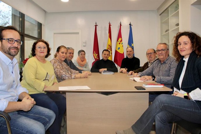 Reunión del alcalde de Albacete, Manuel Serrano, con los representantes de la Federación de Asociaciónes de Vecinos de Albacete.