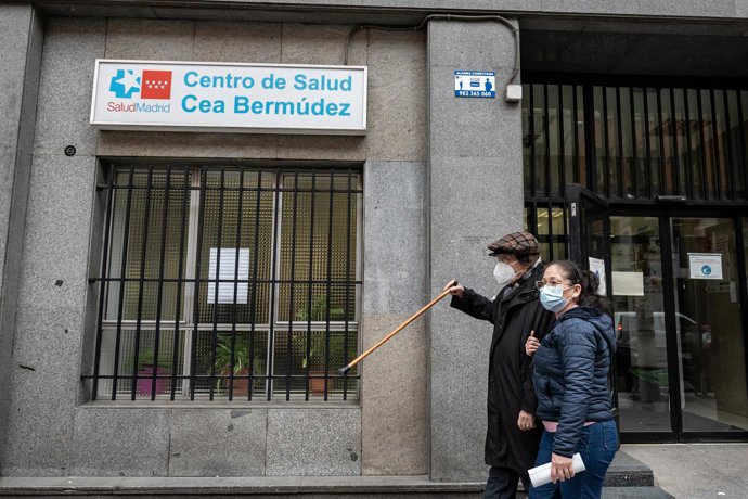 Dos personas con mascarilla en las inmediaciones del centro de salud Cea Bermúdez,