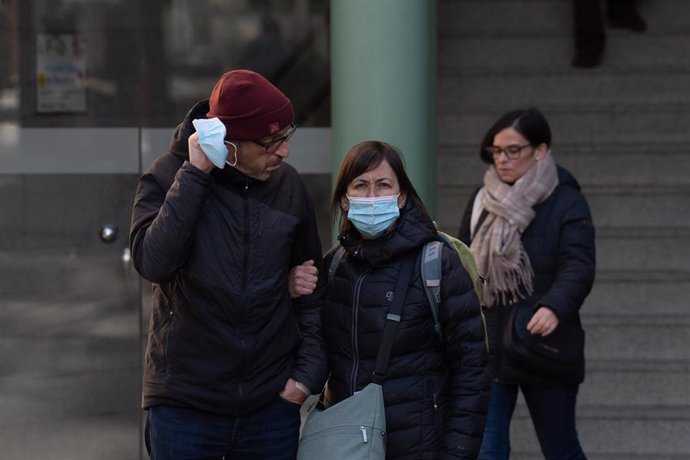 Varias personas con mascarillas frente al Hospital Clínic de Barcelona
