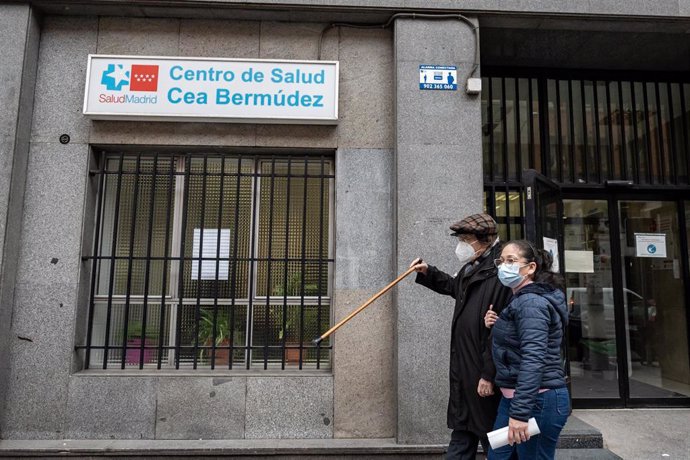 Dos personas con mascarilla en las inmediaciones del centro de salud Cea Bermúdez,