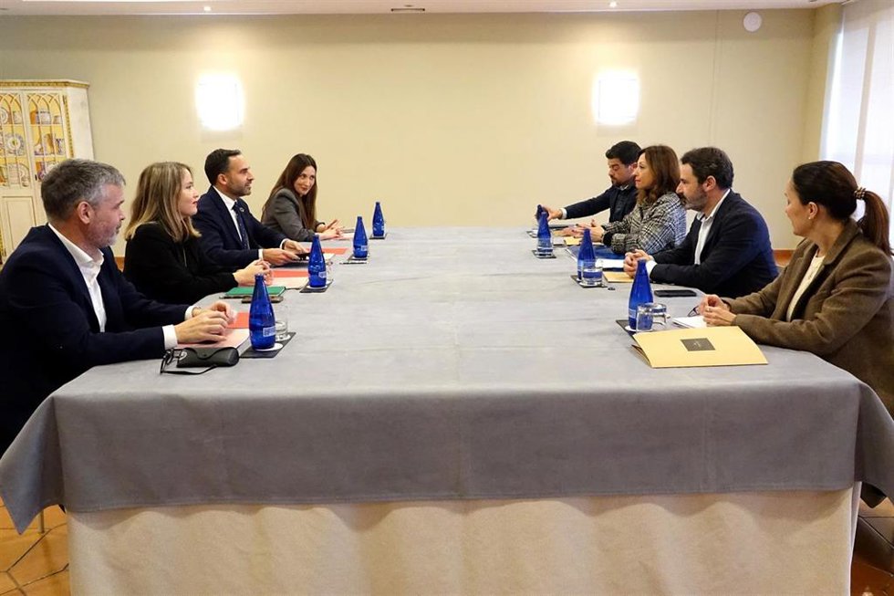 El secretario general del PSOE de Málaga, Daniel Pérez, junto a parte de su equipo ha mantenido una reunión con la presidenta del PP de Málaga, Patricia Navarro, donde se han abordados materias como aguas, sanidad, vivienda o movilidad, entre otras.