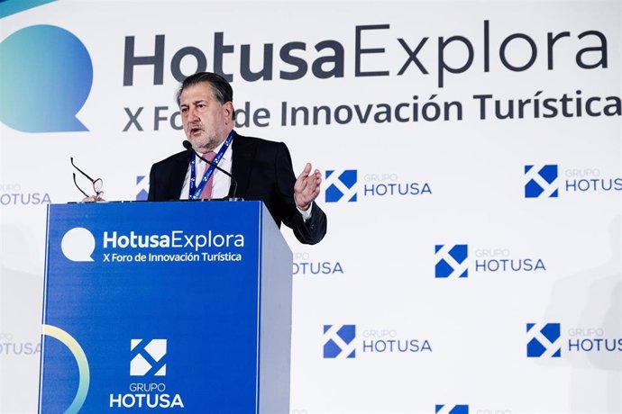 El presidente de Hotusa, Amancio López, interviene durante el X Foro de Innovación Turística Hotusa Explora, en el Hotel Eurostars Tower, a 22 de enero de 2024, en Madrid (España). El Grupo Hotusa ha organizado un año más el Foro de Innovación Turística H